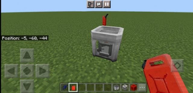 Игрок заполняет канистру из переработчика