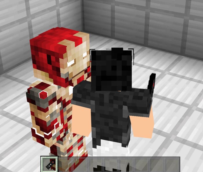 Игрок рядом с железным человеком